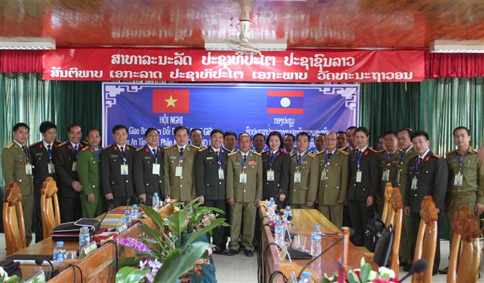Công an 2 tỉnh chụp ảnh lưu niệm