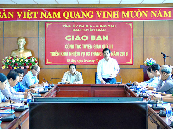 Đồng chí Nguyễn Văn Xinh, Ủy viên Ban Thường vụ, Trưởng Ban Tuyên giáo Tỉnh ủy phát biểu tại cuộc họp.