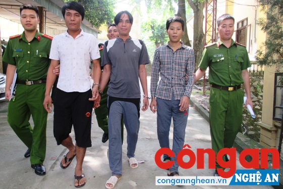 Công an huyện Tương Dương dẫn giải các đối tượng phạm tội