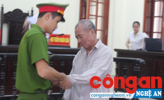 Bị cáo Hồ Đình Công tại tòa