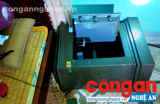 Chiếc két sắt trong phòng nghỉ của sư thầy bị kẻ gian đục phá
