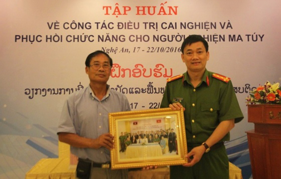 Tặng ảnh lưu niệm cho đồng chí Vathana Souvannachack