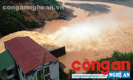 Thủy điện Hố Hô lặng lẽ xả lũ trong đêm khiến hàng nghìn hộ dân ngập chìm trong biển nước