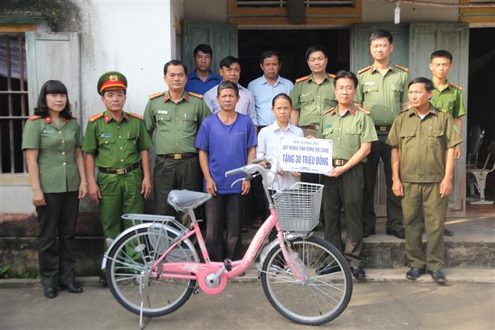 Đoàn đại biểu tặng quà cho em Bùi Thị Diệu Thúy