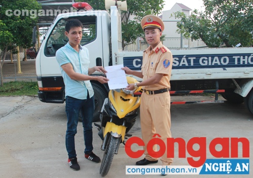 Đội CSGT Công an TP Vinh trao trả xe cho người bị hại