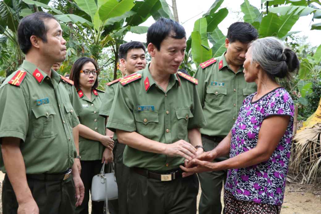 Thăm hỏi các gia đình bị thiệt hại trong đợt lũ vừa qua