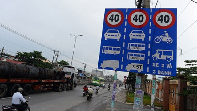 Quy định mới về cách cắm biển báo: Trên những đường mà mỗi chiều xe chạy có từ hai làn đường trở lên, biển được treo trên giá long môn hoặc cột cần vươn. Trong các trường hợp không đặt trên giá long môn hoặc cột cần vươn, thì có thể lắp đặt thêm biển báo phía bên trái của chiều xe chạy. (Ảnh minh họa: KT)