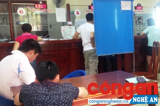 Người dân làm thủ tục cấp GPLX tại Bộ phận một cửa Sở GTVT