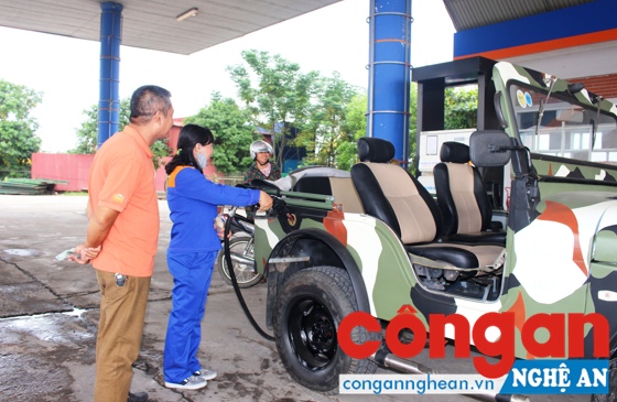 Rất ít người tiêu dùng biết đến và chọn lựa xăng E5 (Ảnh chụp tại Cây xăng dầu Hưng Lợi)