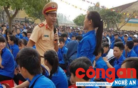 Cán bộ Đội CSGT Công an huyện Nghi Lộc tuyên truyền Luật Giao thông đường bộ tại Trường THPT Nghi Lộc 5