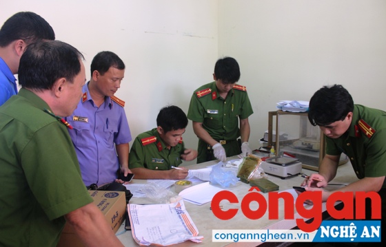 Lực lượng chức năng lấy mẫu giám định phục vụ công tác tố tụng đối với đối tượng Lô Thị Sen - Ảnh: Hữu Trọng