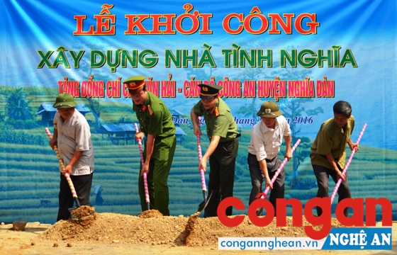 Lãnh đạo Tổng cục Hậu cần - Kỹ thuật, Công an huyện Nghĩa Đàn và chính quyền địa phương khởi công xây dựng nhà cho đồng chí Cao Văn Hải