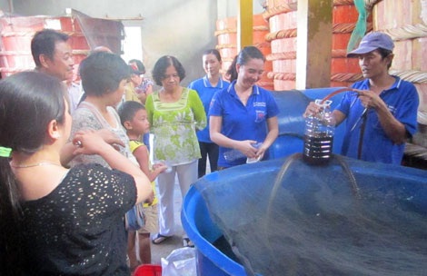 Nhiều doanh nghiệp chế biến nước mắm đã phản đối  cách công bố của Vinastas (ảnh chỉ mang tính minh họa).