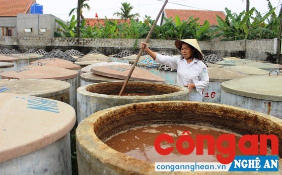 Minh bạch thông tin để đảm bảo thương hiệu nước mắm truyền thống và giúp ngư dân vươn khơi bám biển (Trong ảnh Người dân phường Quỳnh Dị, TX Hoàng Mai bao đời nay vẫn sống nhờ vào nghề làm nước mắm truyền thống) - Ảnh: Ngọc Thái