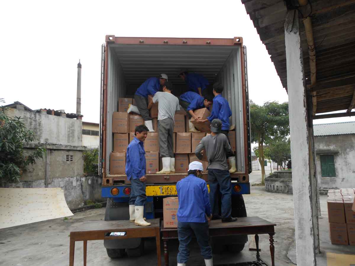 Công ty Vạn Phần vận chuyển sản phẩm nước mắm truyền thống đến các đại lí