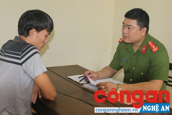  Cán bộ Công an TP Vinh lấy lời khai đối tượng Lê Đình Hiệp