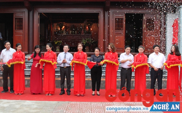 Nghi thức cắt băng khánh thành nhà tưởng niệm cụ Phan Bội Châu