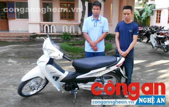  2 đối tượng Võ Thành Phong, Nguyễn Đình Tuấn Anh cùng tang vật vụ án