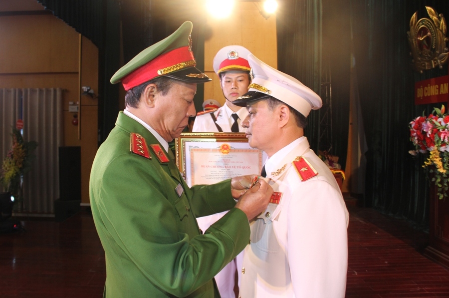 Thứ trưởng Lê Quý Vương gắn Huân chương Bảo vệ Tổ quốc hạng Nhì tặng Tư lệnh CSCĐ Phạm Quốc Cương.