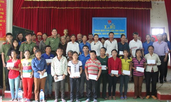 Trao quà cho nhân dân có hoàn cảnh khó khăn tại xã Bồng Khê, Con Cuông