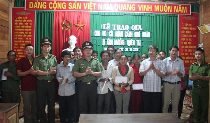Trao quà cho các hộ gia đình có hoàn cảnh khó khăn bị ảnh hưởng thiên tai tại xã Nhôn Mai, Tương Dương