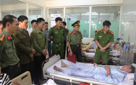 Lãnh đạo Phòng Xây dựng phong trào toàn dân bảo vệ ANTQ Công an tỉnh Nghệ An và Công an TP Vinh                                                                   thăm hỏi đồng chí Nguyễn Khắc Minh, Công an viên thường trực xã Nghi Liên, TP Vinh bị đối tượng chống người thi hành công gây thương tích - Ảnh: Minh Khôi