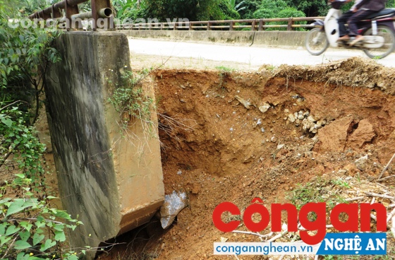  Mố cầu Khe Dài bị sụt đất, tiềm ẩn nhiều nguy cơ mất an toàn giao thông