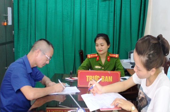Cán bộ Công an phường Đông Vĩnh, TP Vinh tiếp dân