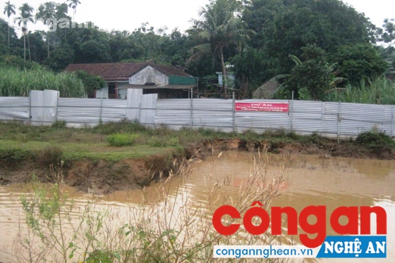 Khu vực kho thuốc trừ sâu cũ đã được đào bới còn dang dở