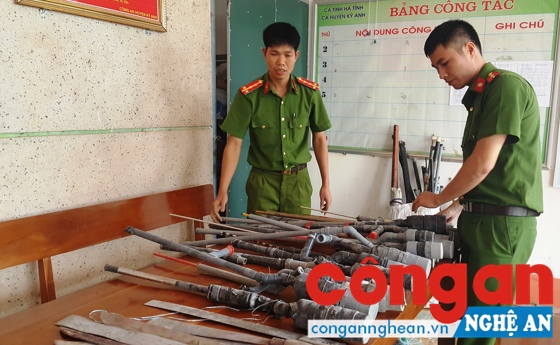 Công an huyện Kỳ Anh kiểm tra vũ khí, công cụ hỗ trợ được thu giữ