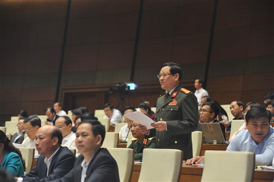 Đại biểu Nguyễn Hữu Cầu (Nghệ An) đề nghị cần tăng cường hơn nữa việc quản lý tiền chất thuốc nổ. Ảnh VGP/Nhật Bắc