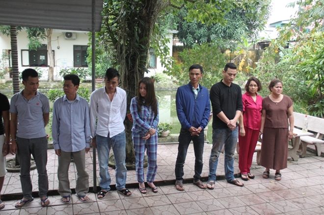 Các con bạc bị tạm giữ.