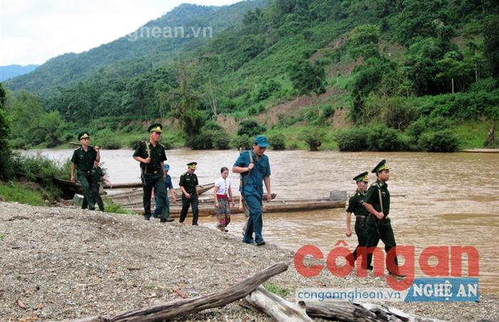 Đồn Biên phòng Mỹ Lý cùng dân quân địa phương                                    tuần tra bảo vệ ANTT thôn, bản, đường biên cột mốc