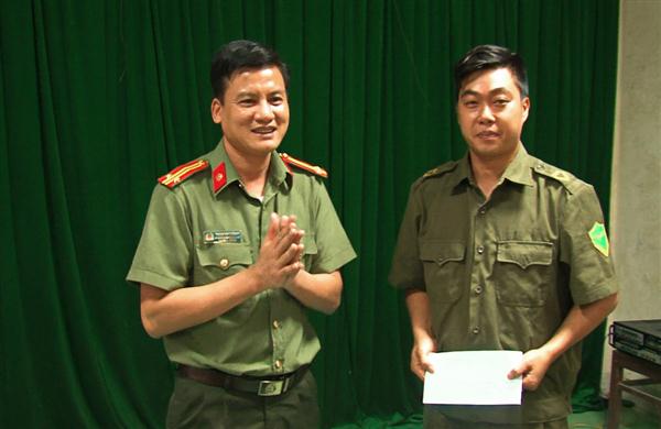 Đại diện Công an TP Vinh thăm hỏi, tặng quà cho đồng chí Linh