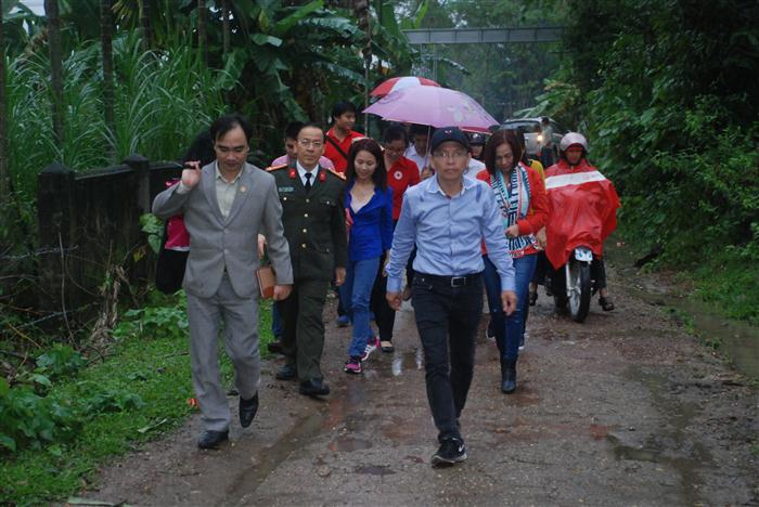 Đoàn công tác đến thăm hỏi các hộ gia đình có hoàn cảnh éo le bị thiệt hại nặng nề bởi mưa lũ