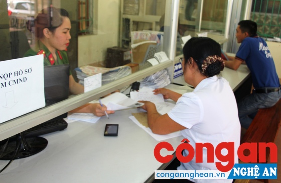 Bộ phận một cửa Công an huyện Quỳ Hợp giải quyết thủ tục hành chính cho người dân trong ngày thứ 7
