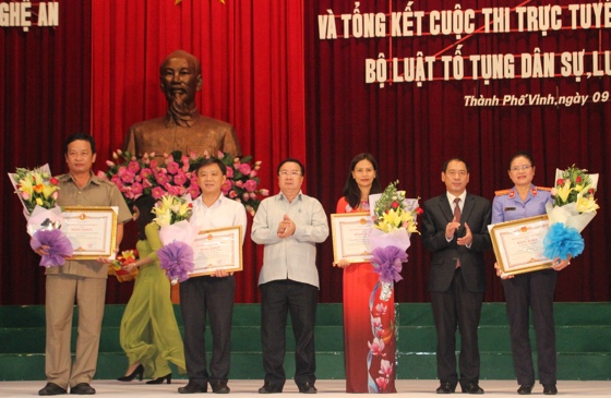 Trao bằng khen cho các tập thể, cá nhân có thành tích trong công tác triển khai cuộc thi