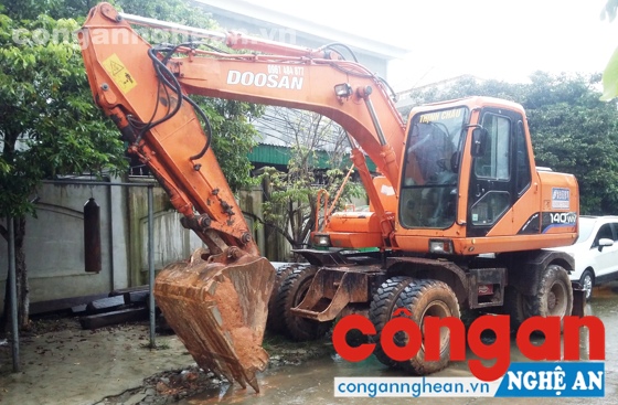 Chiếc máy xúc của gia đình ông Châu bị tạm giữ khi đang khai thác đất trái phép