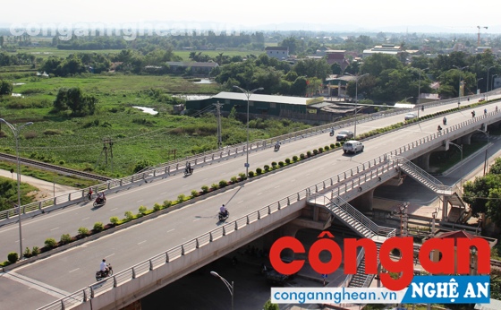 Trong thời gian qua, hàng loạt công trình giao thông quan trọng đưa vào sử dụng, góp phần thúc đẩy kinh tế - xã hội phát triển (Ảnh chụp tại cầu vượt đường sắt Quốc lộ 46)