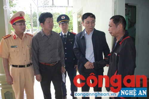 Thăm tặng quà cho anh Nguyễn Hữu Phú bị chấn 	        thương sọ não do tai nạn giao thông tại	 xóm 14, xã Quỳnh Châu, huyện Quỳnh Lưu                     