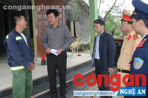 Thăm tặng quà cho gia đình cháu Trần Thị Anh bị chấn thương sọ não, liệt nữa người do tai nạn giao thông