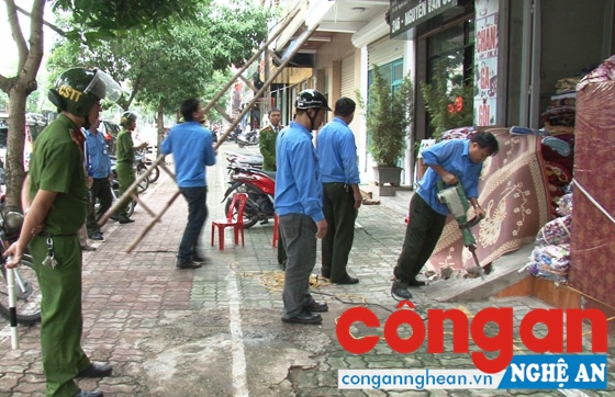 Lực lượng chức năng ra quân giải tỏa hành lang lấn chiếm lòng, lề đường
