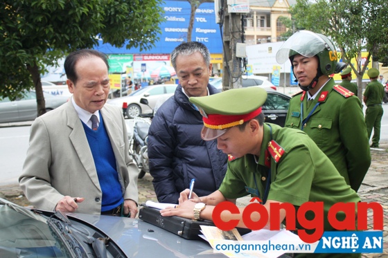 Lực lượng chức năng xử lý các phương tiện đỗ sai quy định