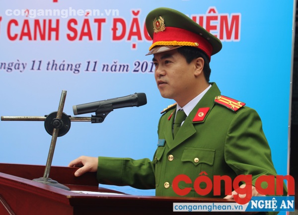 Đồng chí Thượng tá Nguyễn Đức Hải, Phó Giám đốc Công an tỉnh phát biểu giao nhiệm vụ cho tiểu đội nữ Cảnh sát đặc nhiệm