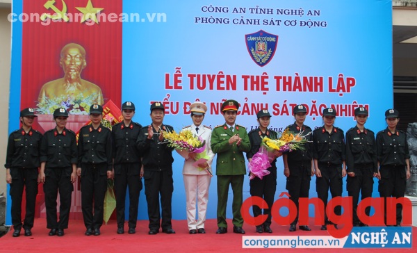 Đồng chí Thượng tá Nguyễn Đức Hải, Phó Giám đốc Công an tỉnh phát biểu giao nhiệm vụ cho tiểu đội nữ Cảnh sát đặc nhiệm