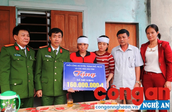 Đại diện Công an tỉnh Hà Tĩnh, Công an TP Hà Tĩnh trao tặng sổ tiết kiệm cho thân nhân đồng chí Thiếu úy Nguyễn Bá Cường