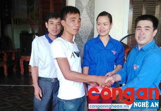 Ban chấp hành Đoàn xã Nghi Hợp tặng quà động viên thanh niên mãn hạn tù tích cực tham gia các hoạt động xã hội