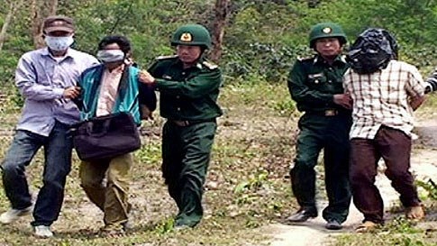 Bộ đội Biên phòng dẫn giải các đối tượng buôn bán ma túy. Ảnh minh họa
