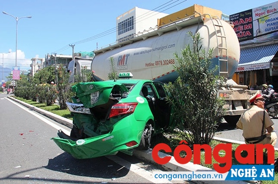 Hiện trường vụ tai nạn liên hoàn khiến xe taxi bay lên giải phân cách gây hư hỏng nặng