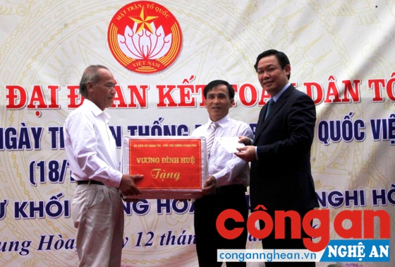 Đồng chí Phó Thủ tướng Vương Đình Huệ tặng quà cho đại diện người dân khối Trung Hoà